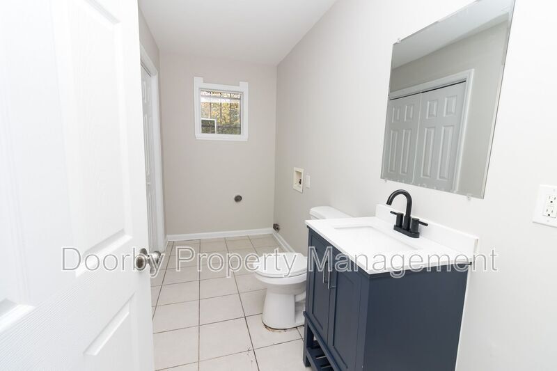 Building Photo - 1132 N Hickory St