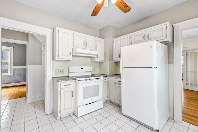 Building Photo - Bright & Comfortable North Providence Sing...