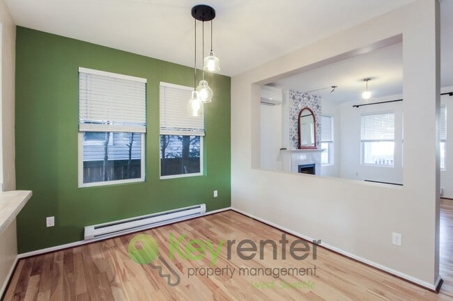 Building Photo - **Rent Incentive** Premier 3-Bed Home in a Coveted Seattle Community