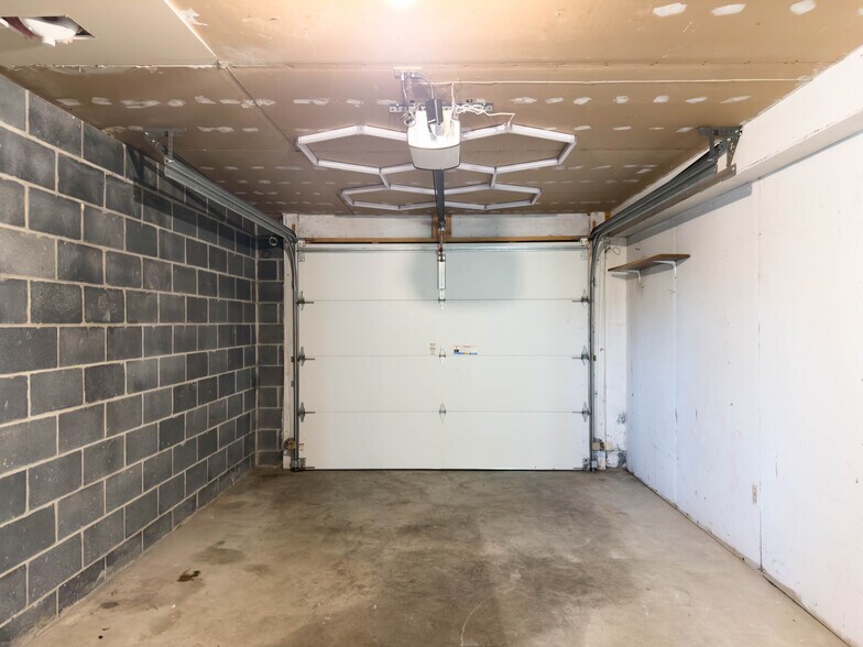 Building Photo - 2231 Donough Dr