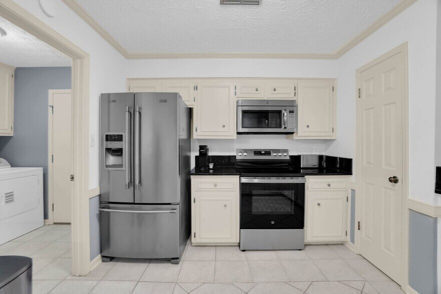 Building Photo - 6509 Enfield Mews
