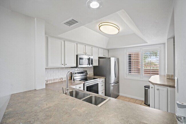 Building Photo - Stunning 2-bedroom, 2-bathroom condo with ...
