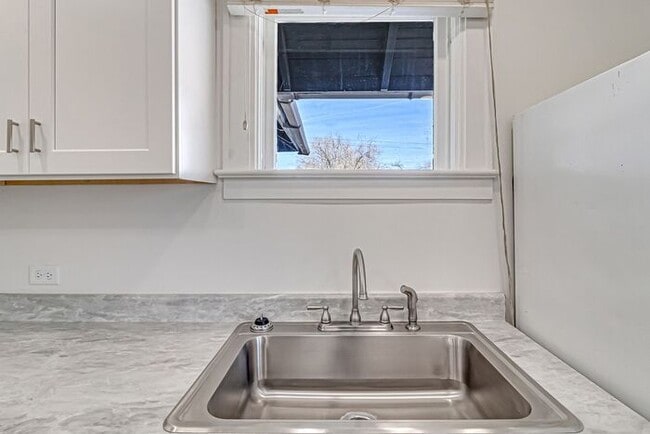 Building Photo - Renovated Upstairs 2-Bedroom, 2-Bath Apartment in Prime Downtown Location with 2 Office Spaces!