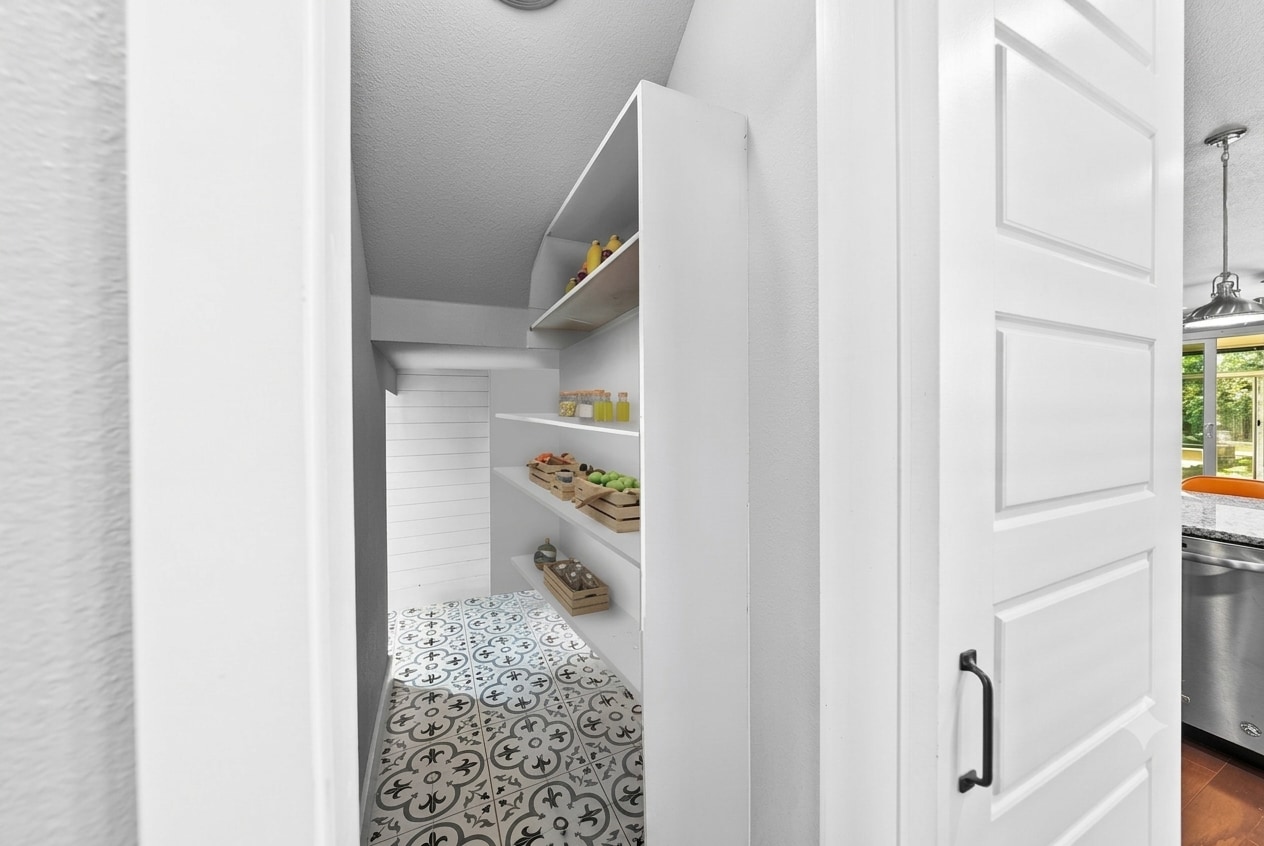 Kitchen pantry - 412 Natalen Ave