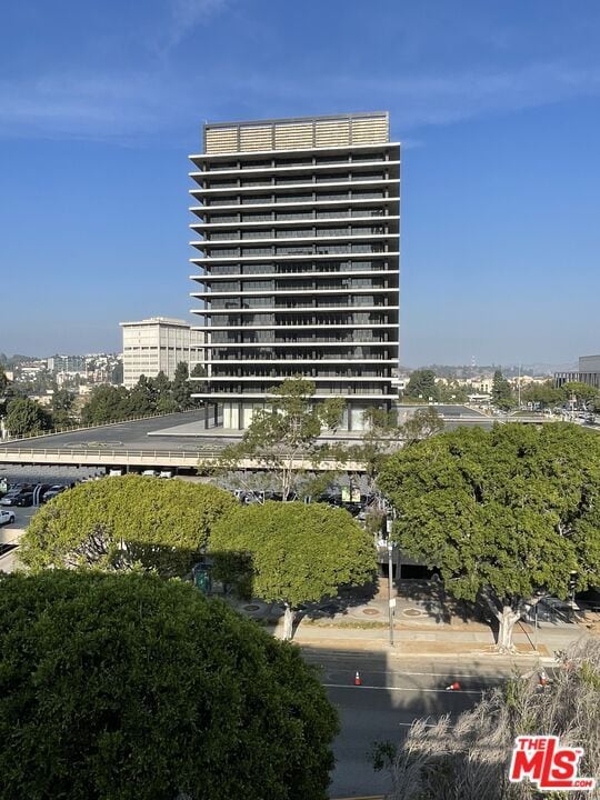 Building Photo - 121 S Hope St