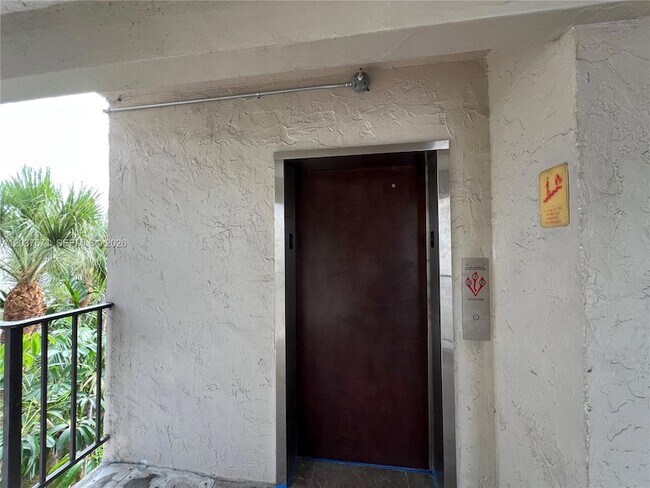 Building Photo - 6886 N Kendall Dr