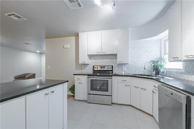 Building Photo - 4713 N Harvey Pkwy