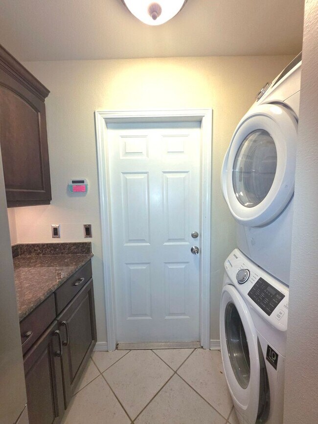 Building Photo - 3/2 Cul-de-Sac Home with Huge Fenced Yard ...