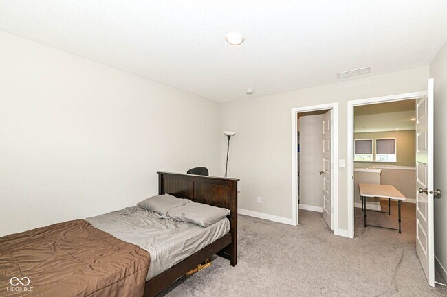 Building Photo - 9904 Delmore Dr