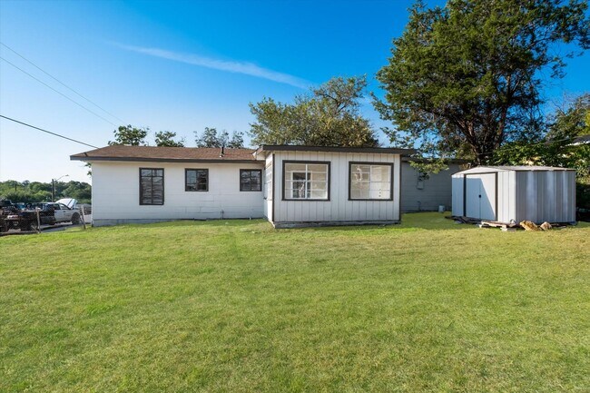 Building Photo - 351 Pool Dr