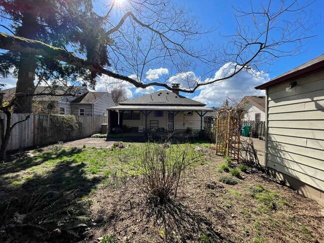 Building Photo - St. Johns 1940s 2Bd 1Ba home with updated Kitchen and a Basement! Features a Stained glass Outdoo...