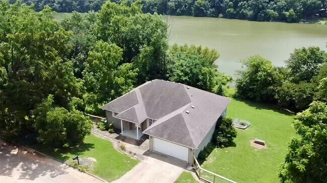 Building Photo - 18033 Broadview Dr