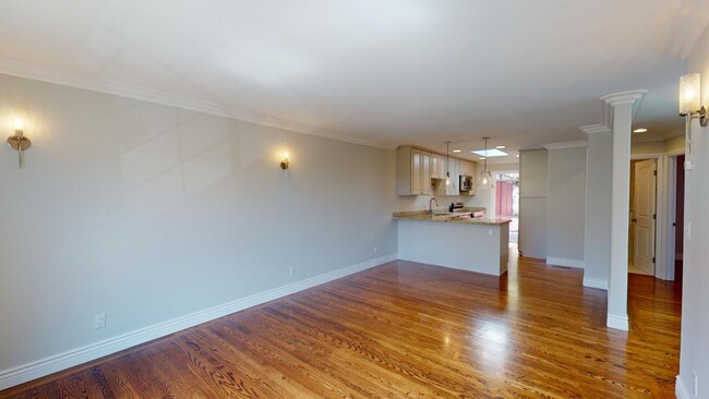 Building Photo - 330 Los Palmos Dr