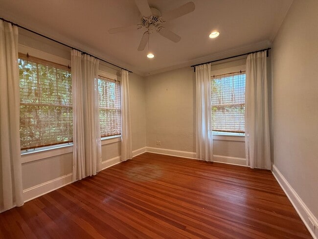 Building Photo - DOWNTOWN house with W/D avail NOW!