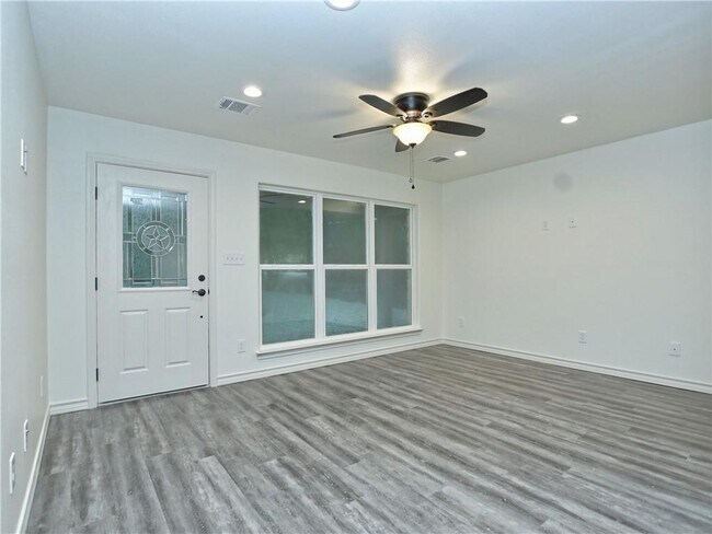 Building Photo - 208 Sendero Cove
