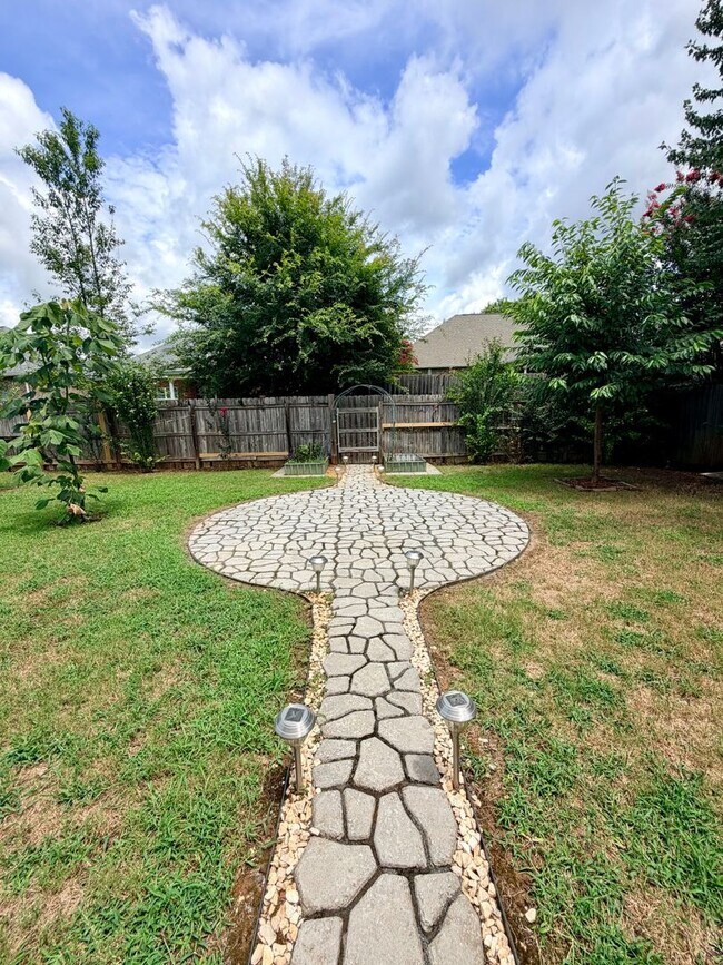 Building Photo - 705 Post Oak Way