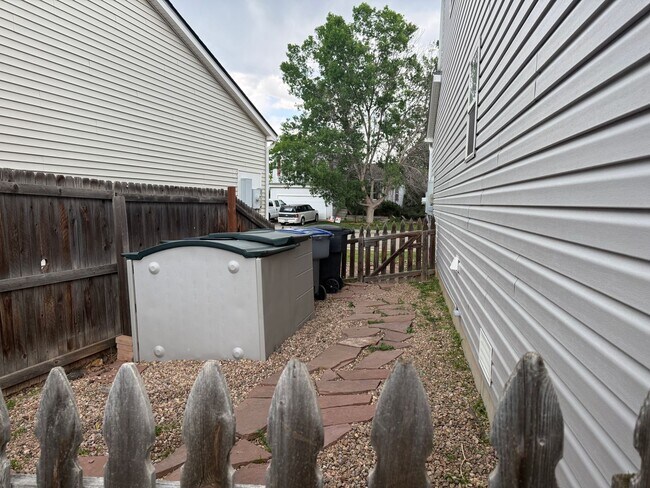 Building Photo - Great 4 bed 3 bath home Wolf Creek Neighbo...