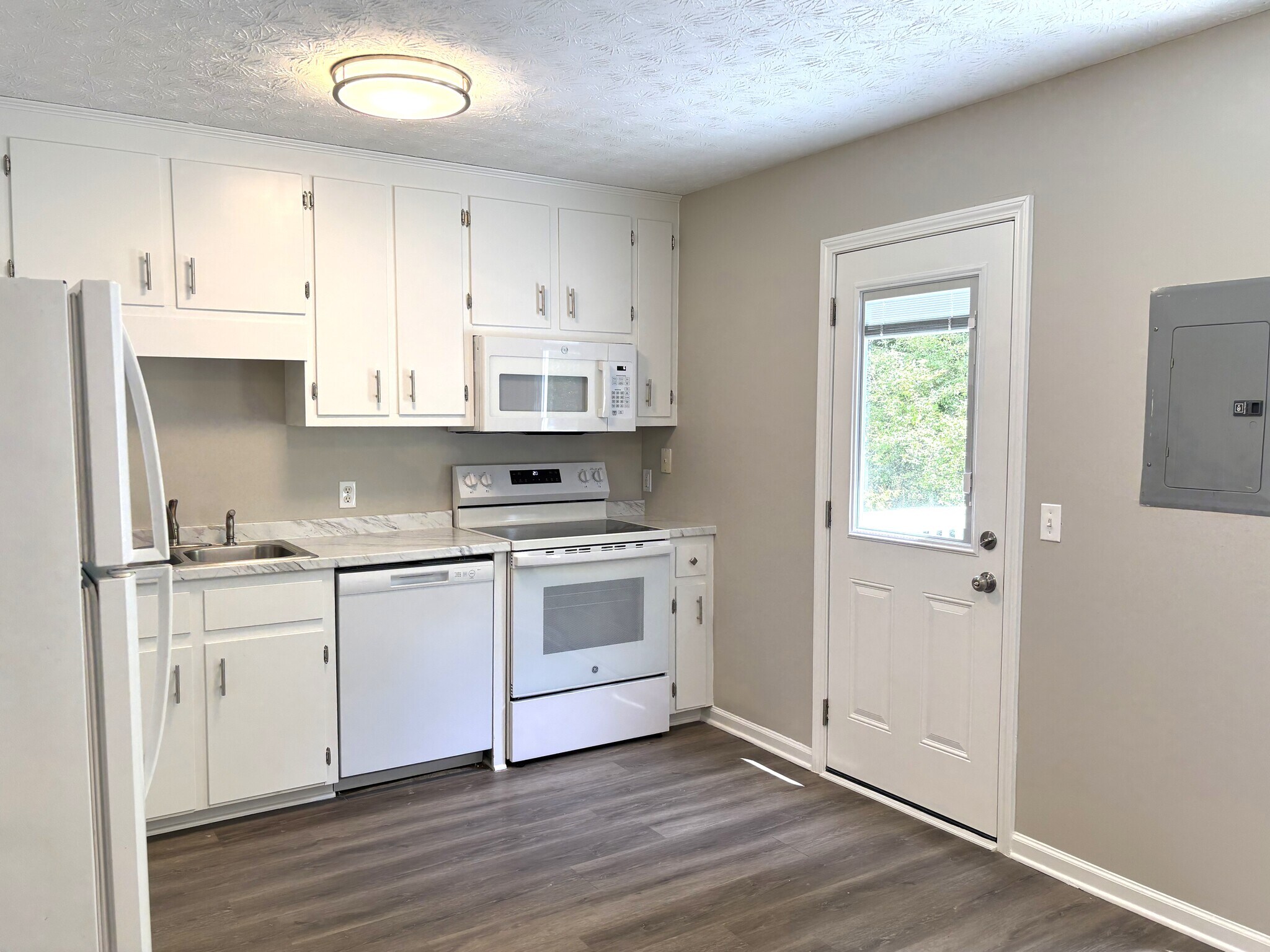 Building Photo - 97 Lily Dr