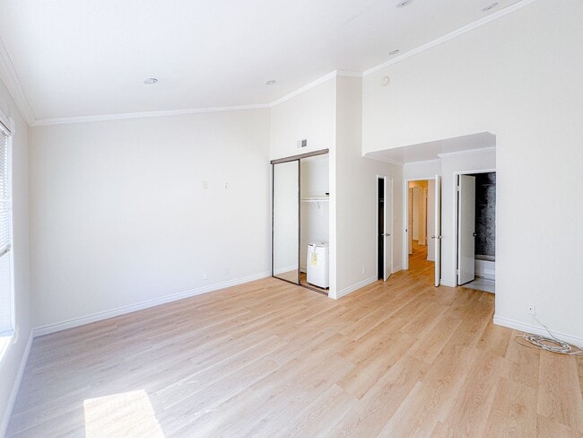 Building Photo - Beautiful 2bd 2ba