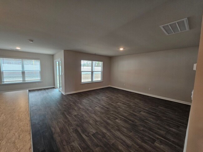 Building Photo - Move in Ready...Start Packing