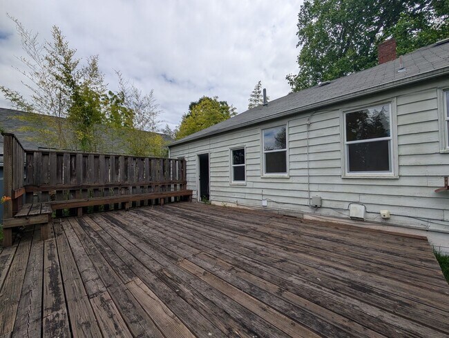 Building Photo - Great 2 bed/1 bath with tons of character!