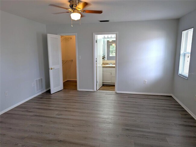 Building Photo - 7288 W Country Club Dr N