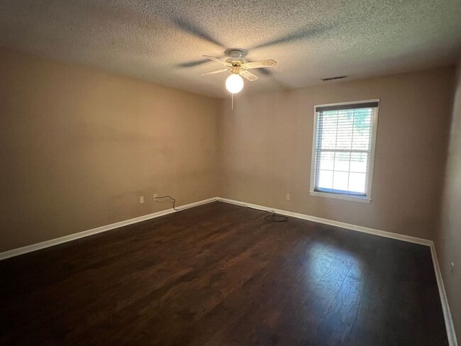 Building Photo - 3 bedroom, 2 bath House