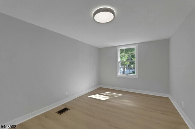 Building Photo - 405 Terhune Ave