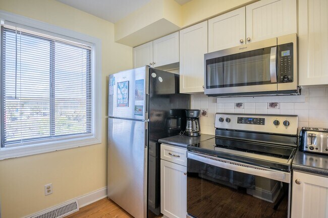 Building Photo - OCEANFRONT OFF-SEASON MONTH RENTAL READY FOR YOUR FALL ESCAPE