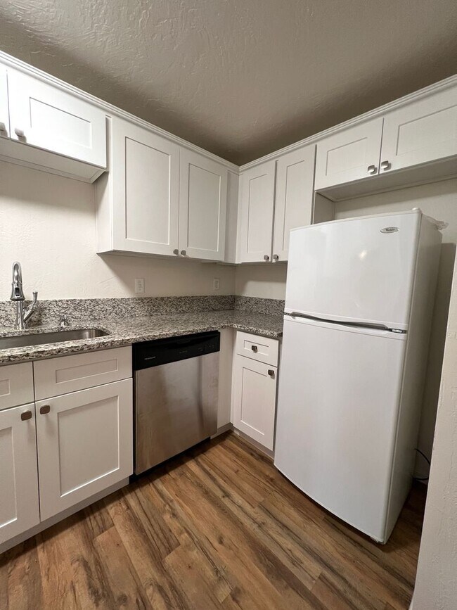Building Photo - 2 Bedroom Condo in Lake Oswego