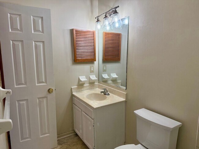 Building Photo - Stunning 3-bedroom Townhome in Heart of Vi...