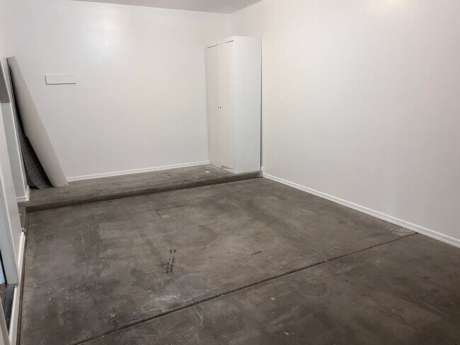 Building Photo - COMING SOON! 3 bed 3 bath Town house with ...
