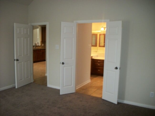 Building Photo - BEAUTIFUL HOME IN A GATED COMMUNITY!