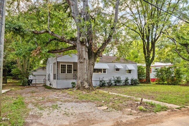 Building Photo - 832 Meadowbrook Dr