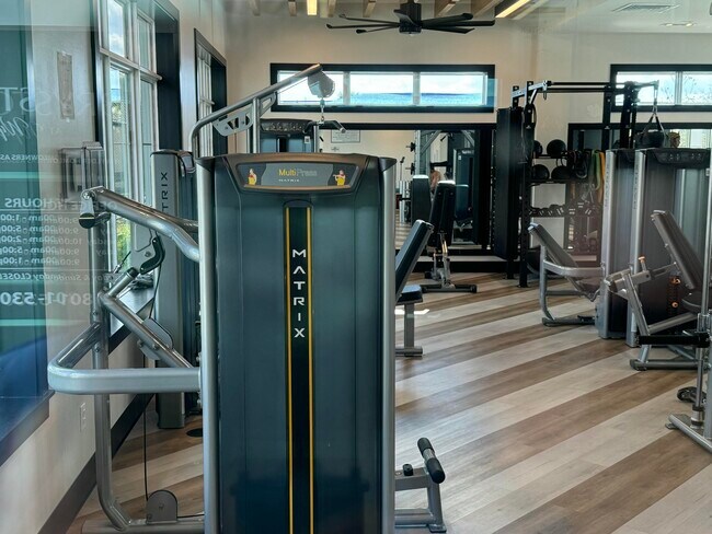 Building Photo - 10445 NW Suncrest Lp