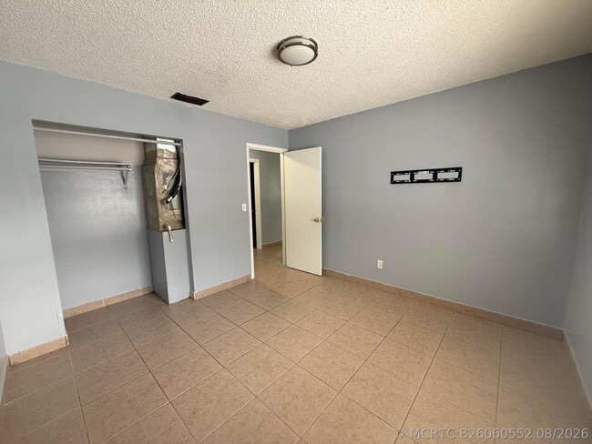 Building Photo - 5006 Sanibel Ave