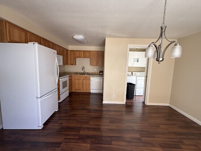 Building Photo - Adorable townhome in the desirable Woodside-Sparks community!