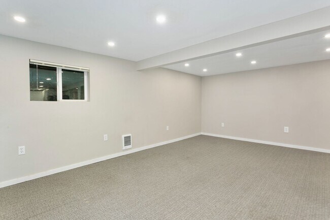 Building Photo - 2 bd 1 bath Apartment-entire bottom floor