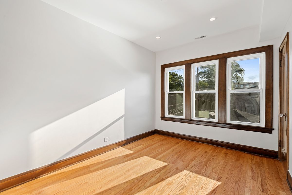 Building Photo - 5851 N Virginia Ave