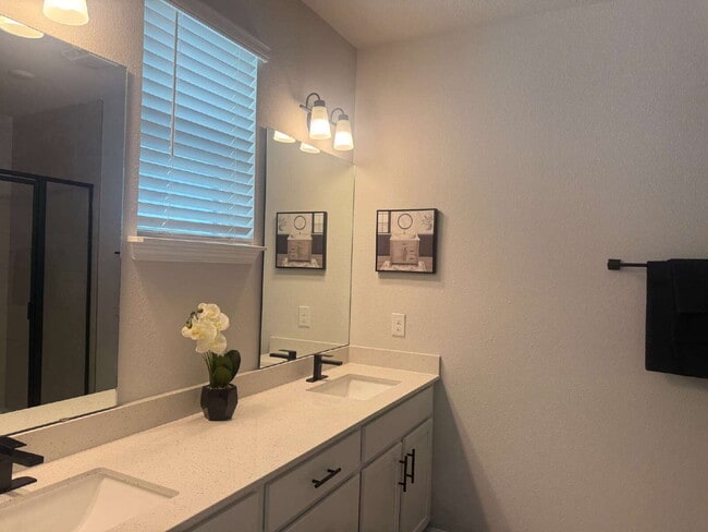 Building Photo - Modern 2-Bedroom Townhome with Garage Park...