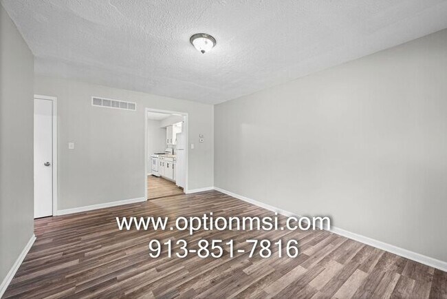 Building Photo - Very Spacious and ready for immediate move-in!!