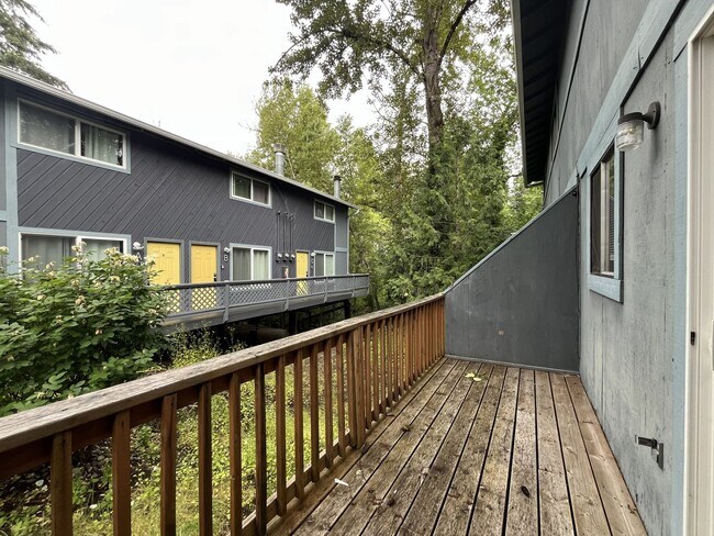 Building Photo - Comfortable 2 Bedroom Retreat with a Beautiful Tree-Lined Setting, Washer/Dryer & Modern Kitchen
