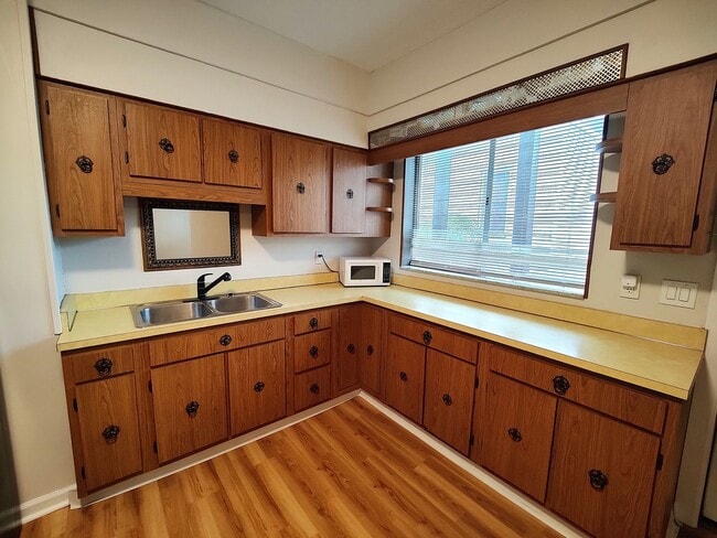 Building Photo - *Recently Updated 2BD/1BA Apartment availa...