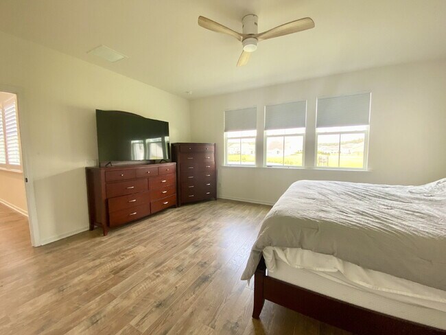 Building Photo - Four Bedroom Single Family Home in The Lak...