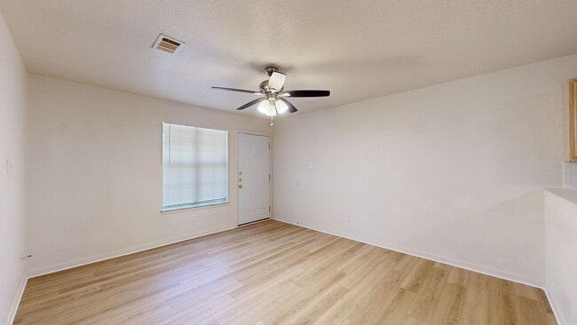 Building Photo - Look at all the space only $995!!!