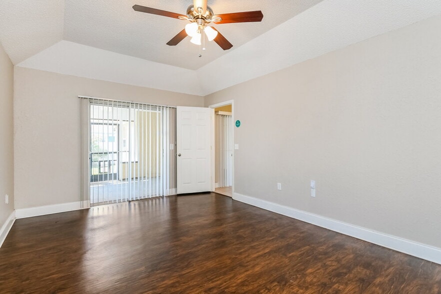 Building Photo - 264 Daisy Estates Dr