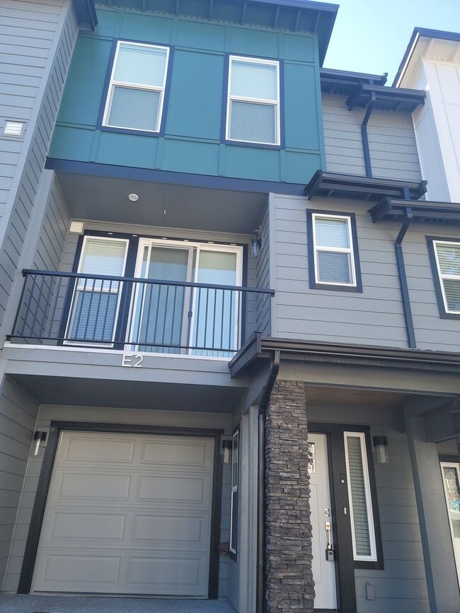 Primary Photo - Stunning Tri Level 3/2.5 Townhome in the G...