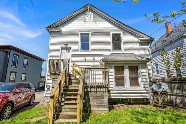 Building Photo - 352 7th St