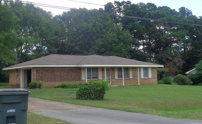 Building Photo - 3BR/2BA Home Across From Turtle Back Entra...