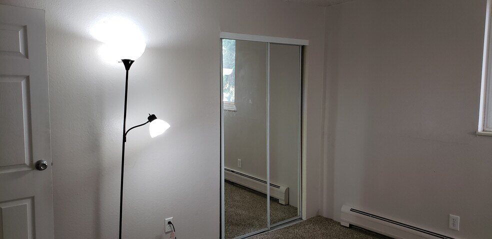 Building Photo - 451 Golden Cir